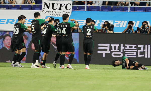 Team K -League players are scoring the final goal in the match with the 2025 Kupang Play Series Newcastle United on the 30th and then catching Kim Jin -kyu (right), who is in the ground. Yonhap News