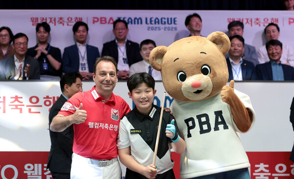 Children's billiard player, Ko Sung -wook, is delighted after receiving a queue from Daniel Sanchez after a wonderfulita at the team league opening ceremony held on the 22nd. PBA provided