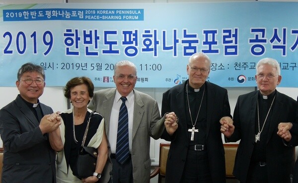 From the left: the 2019 Korean Peninsula Peace-Sharing Forum: Father Jeong Se-deok of the Roman Catholic Archdiocese of Seoul; Guzman Carriquiry