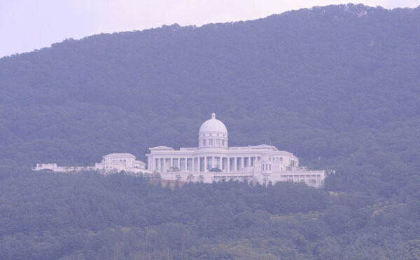 The Unification Church’s Cheonjeong Palace, located in Gapyeong, Gyeonggi Province (Hankyoreh file photo)