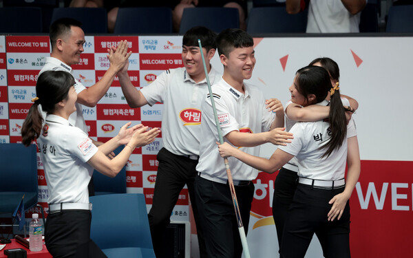 Park Jung -hyun is rejoicing after defeating SK Rent -a -Car Kang Ji -eun in the second round of the professional billiard team held on the 20th. PBA provided