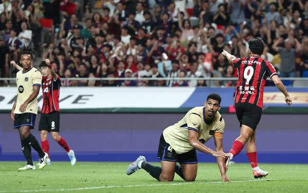 Cho Young -wook of FC Seoul is delighted after scoring the goal in the match against FC Barcelona held at the Seoul World Cup Stadium on the 31st. Yonhap News