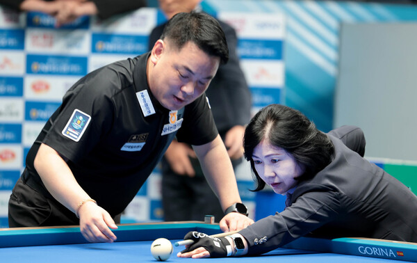Lee Min -kyung, CEO of NH Nonghyup Card, is learning how to stroke from Cho Jae -ho on the 5th. PBA provided