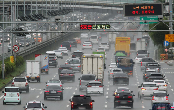 지난해 9월7일 서울 마포구 강변북로의 배출가스 5등급 운행제한 차량 단속 카메라. 연합뉴스