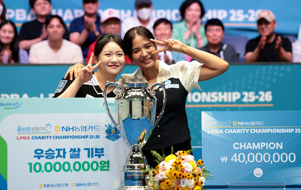 Throng Piaby and Kim Min-ah are smiling at the 'correct living card NH NH Nonghyup Card PBA-LPBA Champion Championship' held on the 10th. PBA provided