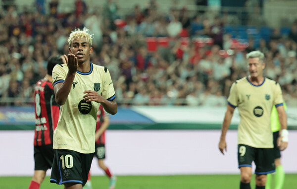 FC Barcelona's Ramin Yamal is greeted with fans after scoring in the match against FC Seoul at the Seoul World Cup Stadium on the 31st. Yonhap News
