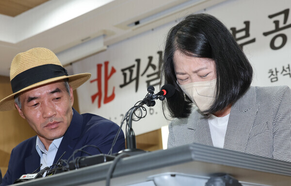 The wife of Lee Dae-jun, the fisheries official who was shot and killed by North Korea in the waters of Korea’s western coast in September of 2020, reads a letter written by her and Lee’s son to Yoon Suk-yeol during a press conference on the incident on June 17. (Yonhap News)
