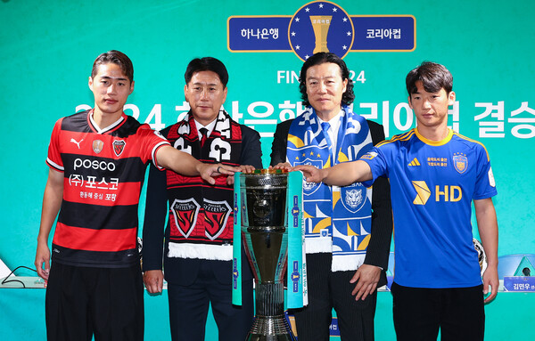 At the 2024 Korea Cup Final Media Day event held on the 21st, Pohang Steelers player Han Chan-hee (from left), coach Park Tae-ha, Ulsan HD coach Kim Pang-gon and player Kim Min-woo are taking a commemorative photo while placing their hands on the championship trophy. Yonhap News