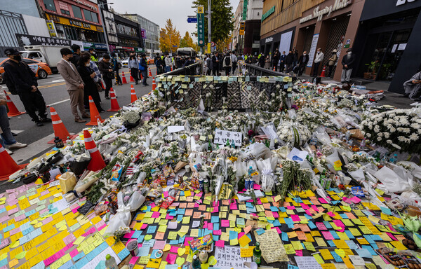 A memorial space outside Exit 1 of Itaewon Station in Seoul bustles with visitors on Nov. 3 in the wake of the deadly crowd crush.