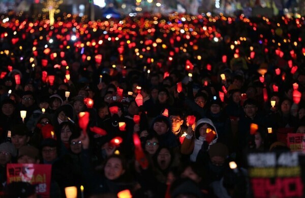 Citizens chant for then-President Park Geun-hye to resign at Gwanghwamun Square in central Seoul on Feb. 25, 2017. (by Park Jong-shik, staff photographer)