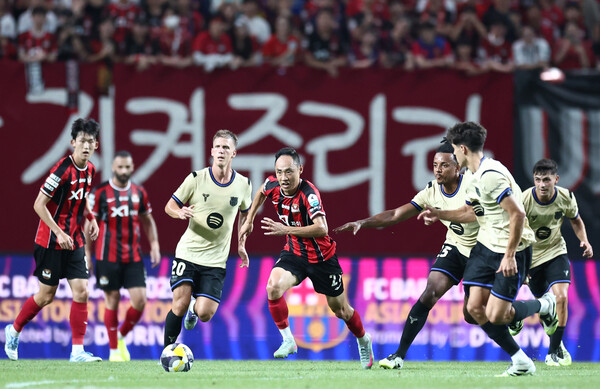 Moon Sun -min (middle) of FC Seoul is running in the match against FC Barcelona held at the Seoul World Cup Stadium on the 31st. Yonhap News