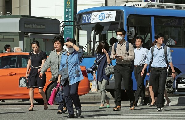 중동호흡기증후군(메르스) 확진 환자가 30명으로 늘어난 지난 6월3일 오전, 서울 광화문 네거리에서 마스크를 쓴 직장인들이 출근하고 있다. 한겨레 신소영 기자