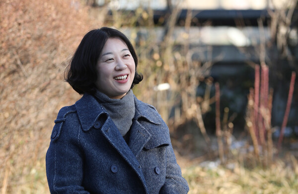 김경은 대표가 인터뷰에 앞서 사진을 찍고 있다. 신소영 기자 violet@hani.co.kr