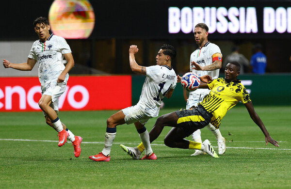 Dortmund's striker Seru Girashi (yellow uniform) is shooting for Monteray goal in the 2025 International Football Federation Club World Cup Round of 16. Atlanta/Reuters Yonhap News