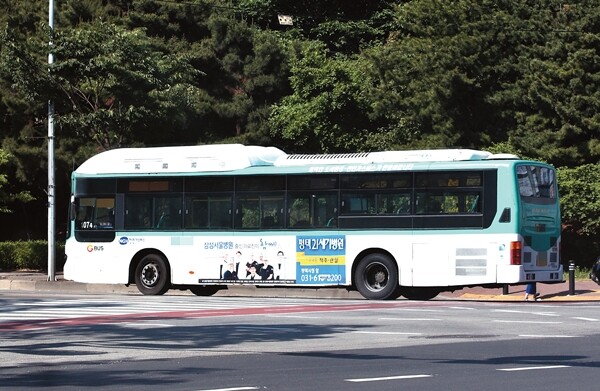 손님 없이 운전기사만을 태운 버스가 평택 시내 도로를 달리고 있다. 지난 6월1일 사망한 6번째 감염자(남)가 이 회사의 간부다.