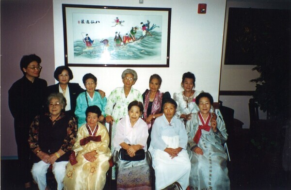 Korean comfort women pose for a photo after being awarded human rights awards at the US Capitol in 2000. Front row from left to right: Lee Yong-soo, Hwang Geum-ju, Kim Sang-hi, Kim Eun-rye. Lee Dong-woo is second to left in the back row. (provided by WCCW)