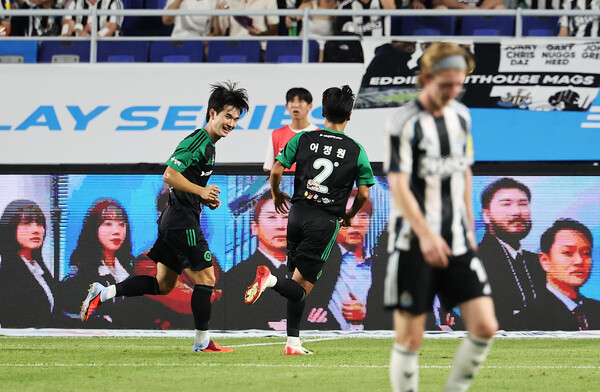 Kim Jin -kyu is happy with Eo Jung -won after scoring the goal in the New Castle War on the 30th. Yonhap News