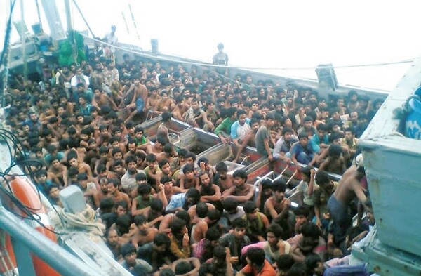 5월29일, 버마 정부가 서부 아라칸주 마웅도 타운십 인근 해역에서 727명의 보트난민들을 자국 해군이 구조했다고 밝히며 공개한 사진. 버마정보부(Ministry of Information)