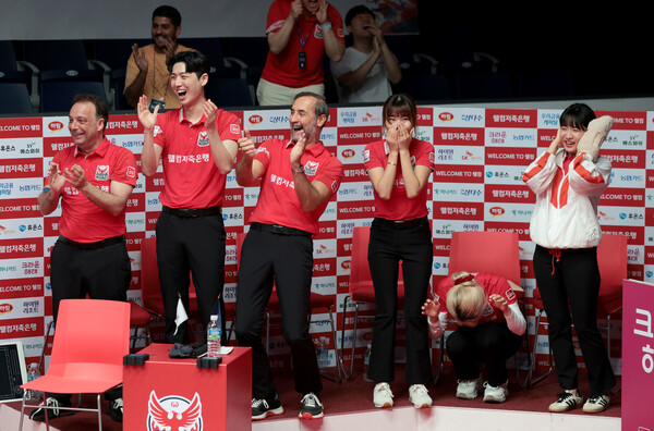 Welcome Savings Bank players, including Daniel Sanchez, are cheering after defeating Woori Financial Capital in the second round of the professional billiard team held on the 20th. PBA provided
