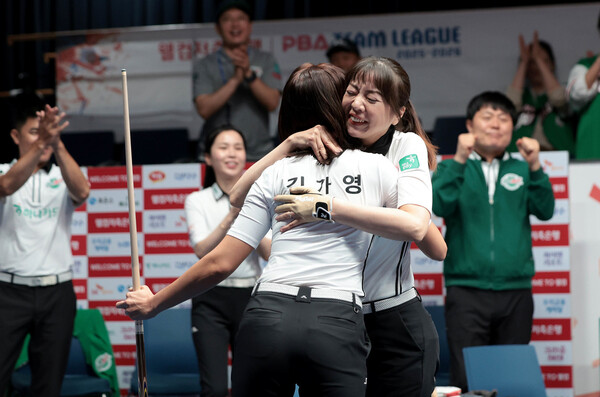 Hana Card's Kim Ga -young and Sakai Ayako. PBA provided