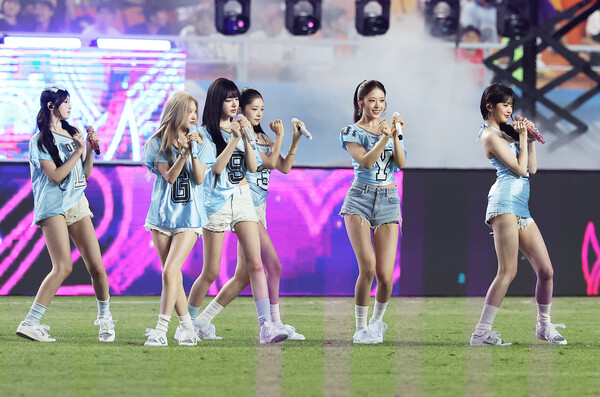 The girl group Ive is performing in the 2025 Kupang Play Series Team K -League and Newcastle United. Yonhap News