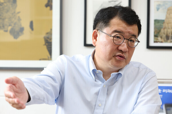 Choi Jong-kun, the former first vice minister of foreign affairs, speaks to the Hankyoreh at his office on the Yonsei University campus in Seoul on June 30. (Kim Jung-hyo/The Hankyoreh)