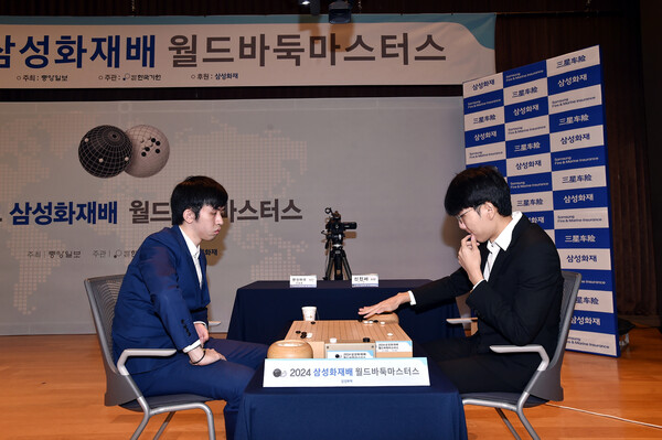 Shin Jinseo 9th Dan (right) and Wang Xinghao 9th Dan. Provided by Korea Times