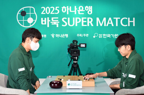 Shin Jin -seo 9th Dan (right) is in the second country of Hana Bank's Super Match Finals held on the 12th. Korean origin provided