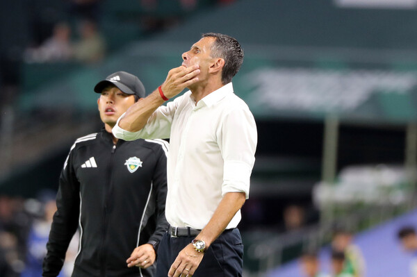 Gus Poe, Jeonbuk Hyundai Manager, is instructing the Hana Bank K -League 1 Kangwon FC held at the Jeonju World Cup Stadium on the 23rd. Yonhap News