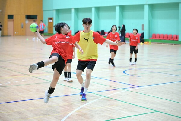 Handball national team players teach students of elementary dream trees at the Taebaek Jangseong Gymnasium on the 12th. Provided by the Korean Handball Association