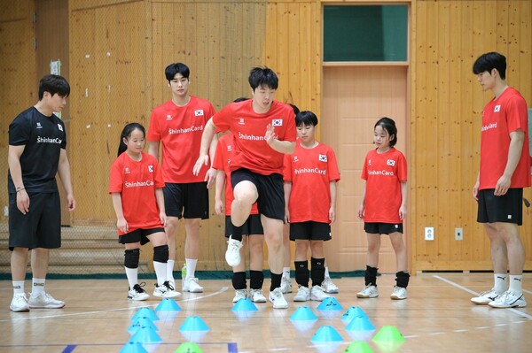 Men's handball team players are teaching elementary dream trees at the Taebaek Jangseong Gymnasium on the 12th. Provided by the Korean Handball Association