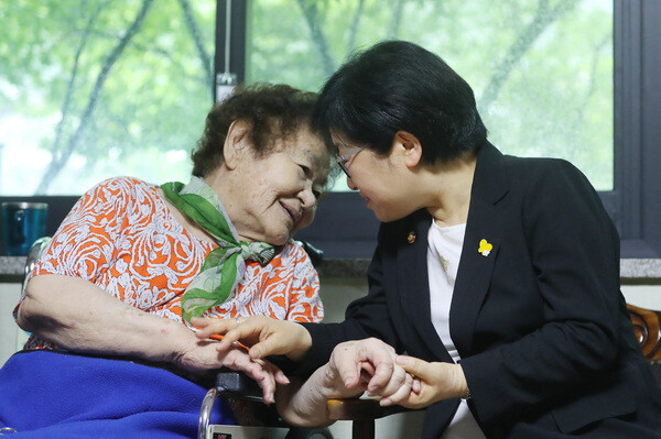 Minister of Gender Equality and Family Chung Hyun-back talks with former comfort woman Kim Kun-ja during a visit to the House of Sharing in Gwangju