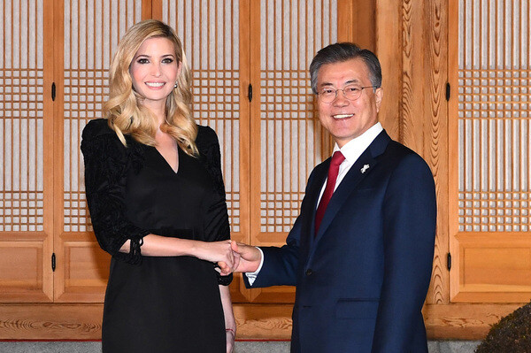 President Moon Jae-in smiles as he shakes hands with US President Donald Trump’s daughter Ivanka at the Blue House on Feb. 23. Trump is leading a US delegation that will attend the closing ceremony of the Pyeongchang Olympics. (provided by Blue House)