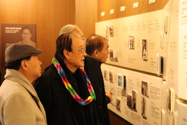 지난 6일 목포시 해양대학로 공생원을 방문한 이순재(오른쪽) 총재가 윤기(왼쪽) 명예회장의 안내로 공생원 창립자 윤치호윤학자기념관을 둘러보고 있다. 사진 공생복지재단 제공