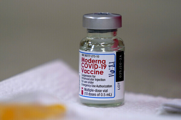 A vial of Moderna's COVID-19 vaccine is shown before being used in Topeka, Kansas. (AP/Yonhap News)
