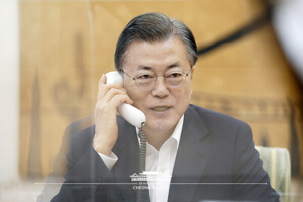 South Korean President Moon Jae-in speaks on the phone with US President Joe Biden at the Blue House on Feb. 4. (provided by the Blue House)