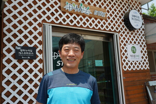 Yoon Seol-hyeon, a 54-year-old owner of the DMZ Stay guesthouse in Paju, Gyeonggi Province, poses for a photo. (Park Kyung-man/The Hankyoreh)