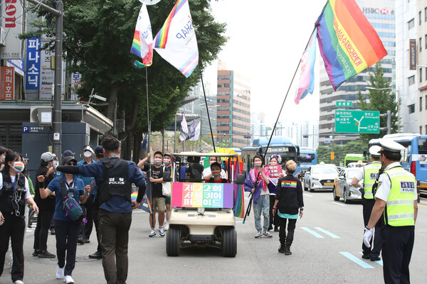 제22회 서울퀴어 퍼레이드 참가자들이 27일 오후 서울 남대문을 출발해 청계천 광교까지 거리두기를 지키며 퍼레이드를 하고 있다. 백소아 기자 thanks@hani.co.kr