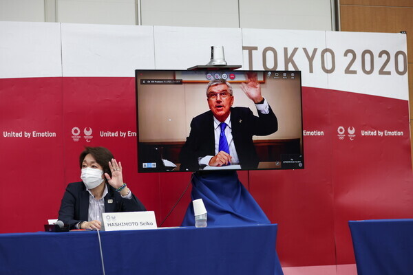 International Olympic Committee President Thomas Bach (right) and the Tokyo 2020 organising committee President Seiko Hashimoto attend a meeting of organizers of the Tokyo Olympics. (Reuters/Yonhap News)