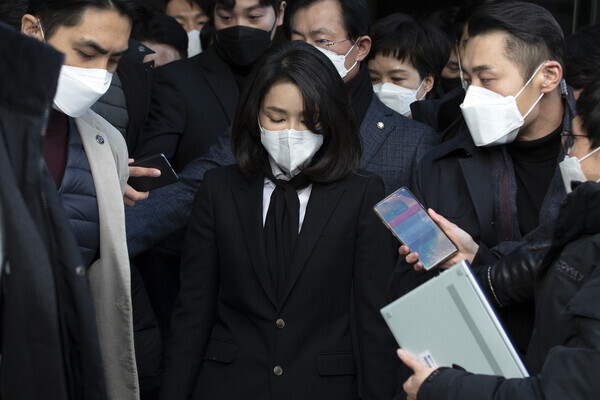 Kim Keon-hee, the wife of People Power Party presidential nominee Yoon Suk-yeol, leaves the party’s headquarters in Seoul’s Yeouido on Sunday after giving a statement on allegations of falsifying aspects of her credentials on resumes. (pool photo)