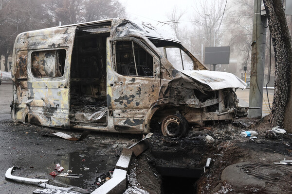 반정부 시위사태가 일어났던 카자흐스탄 최대 도시 알마티에 8일 불탄 차량이 서 있다. 알마티/타스 연합뉴스