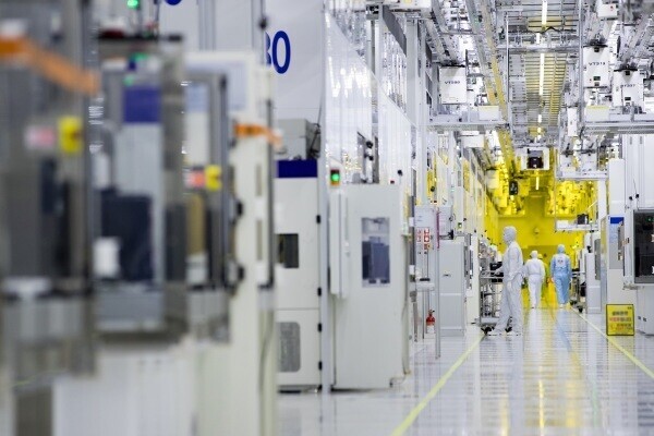 Inside the clean room semiconductor production line of Samsung Electronics (courtesy Samsung Electronics)