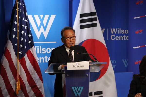 Ko Hee-bum, chairperson of the Jeju 4•3 Peace Foundation, gives an introductory address at the US-Korea Relations: Retrospective on the Jeju April 3 Incident, Human Rights, and Alliance symposium at the Woodrow Wilson International Center for Scholars’ Korea Center in Washington on Dec. 8. (Lee Bon-young/The Hankyoreh)