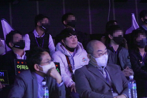 김보미의 아버지 김병호 선수(가운데)가 7일 밤 열린 엘피비에이(LPBA) 결승전에서 딸의 경기를 지켜보고 있다. PBA 제공