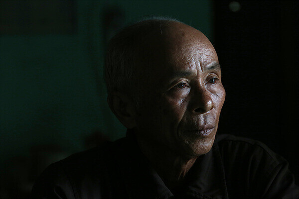 Lê Thanh Nghị, a survivor of the 1968 massacre by Korean troops in Quảng Nam, sits in his home for an interview with the Hankyoreh 21’s reporters on Jan. 1, 2018. (Kim Jin-su/The Hankyoreh)