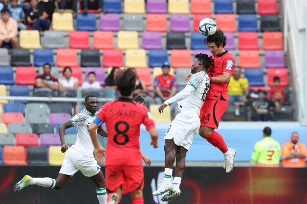 Choi Seok-hyeon hits a header during a match against Nigeria in the quarterfinals of the FIFA U-20 tournament on June 5. (Yonhap)