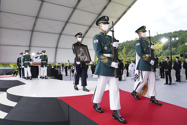 Members of the Korean armed forces’ color guard carry the remains of Gen. Hong Beom-do to his grave in August 2021. (courtesy of the Blue House/Hankyoreh file photo)