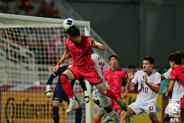 Byeon Jun-soo of Korea attempts a header during a quarterfinal match against Indonesia in the AFC U-23 Asian Cup in Doha, Qatar, on April 26, 2024 (local time). (courtesy of Korea Football Association)