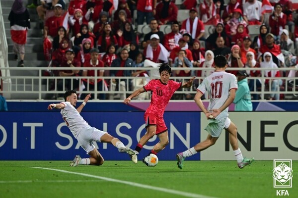Hong Yun-sang of Korea breaks through Indonesian defenders during a quarterfinals match during a quarterfinals match in the AFC U-23 Asian Cup in Doha, Qatar, on April 26, 2024 (local time). (courtesy of Korea Football Association)