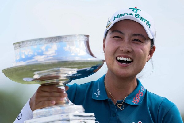 Lee Min -ji is rejoicing after winning the KPMG Women's PGA Championship, the third major tournament in the American Women's Professional Golf (LPGA) tour in Texas on the 23rd. Frisko/AFP Yonhap News